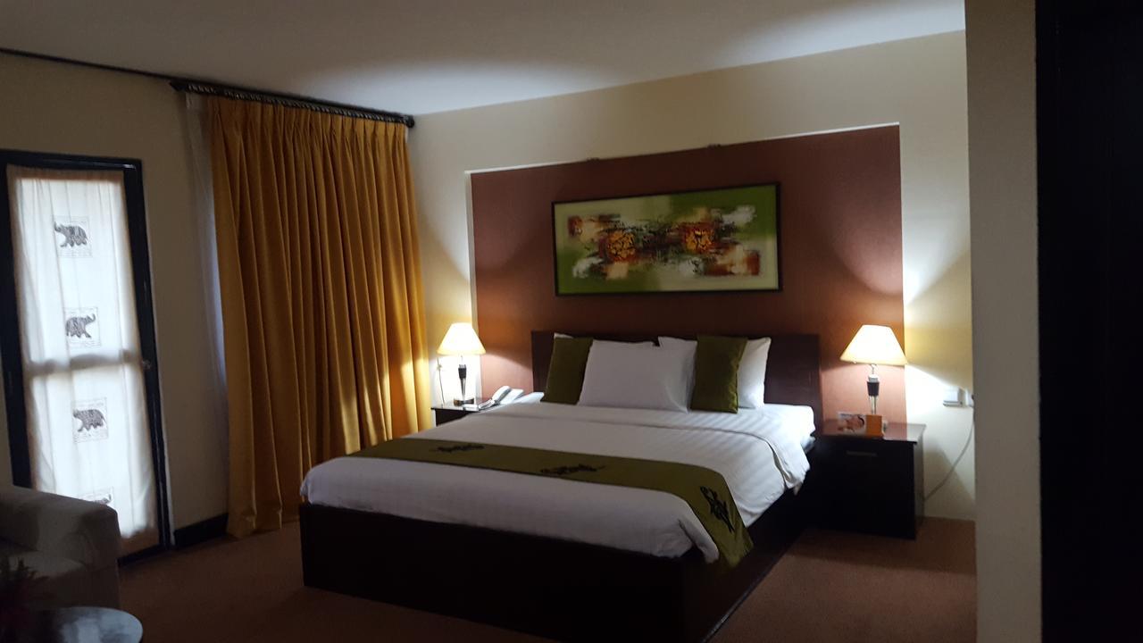 Grand Tembaga Hotel Timika Bagian luar foto